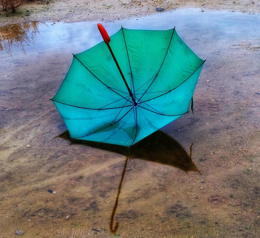 Paraguas en mitad de la nada por estrés postraumático (símil)