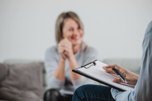 Mujer adulta durante una sesión de terapia con el psicólogo
