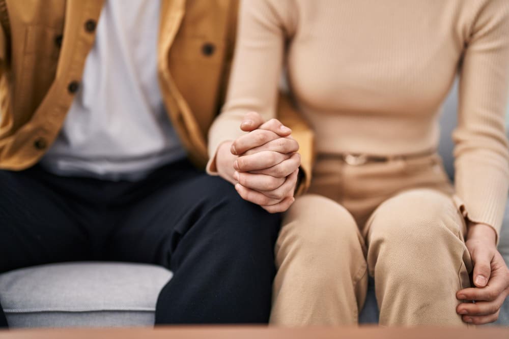 pareja se agarra la mano durante una sesión de terapia de de pareja